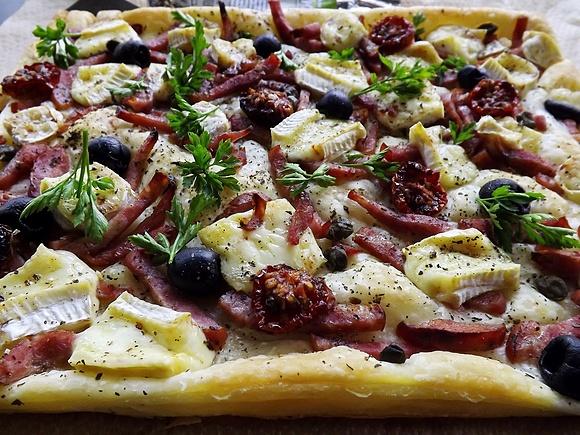 Pizza francuska z kiełbasą i camembert