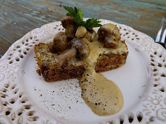 Babka mięsno-gryczana z sosem serowo-pieczarkowym