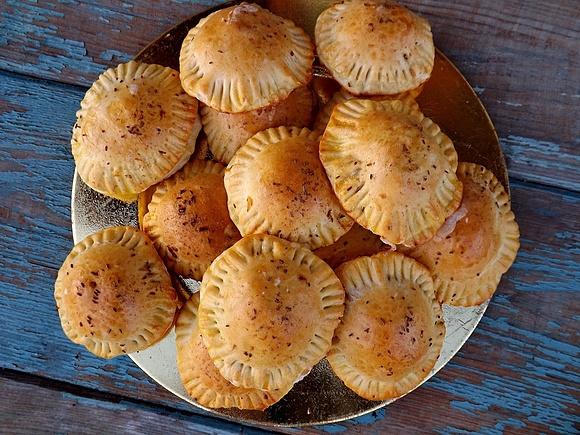 Pieczone pierogi ze słodką kapustą na ostro