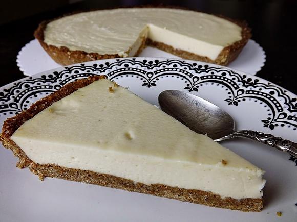 Tarta z kremową masą chałwową na kruchym cieście