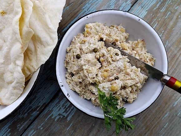 Pasta z tuńczyka i ciecierzy z podpłomykami