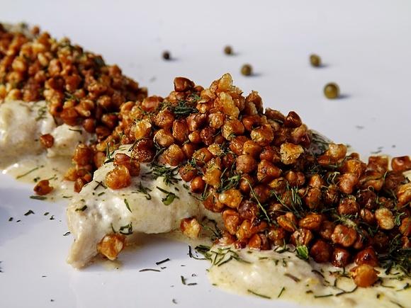 Polędwiczki w sosie śmietanowo-serowym z czosnkiem i popcornem z kaszy gryczanej