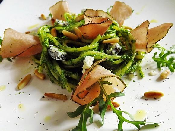 Spaghetti z pesto z rukoli, łososiem i gorgonzolą