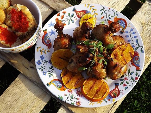 Podudzia z kurczaka z grzankami i dipem paprykowym na grillu