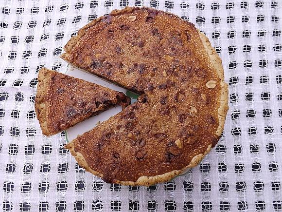Tarta migdałowa z orzeszkami ziemnymi w karmelu