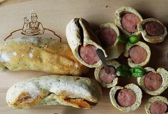 Kiełbasa w cieście z lubczykiem