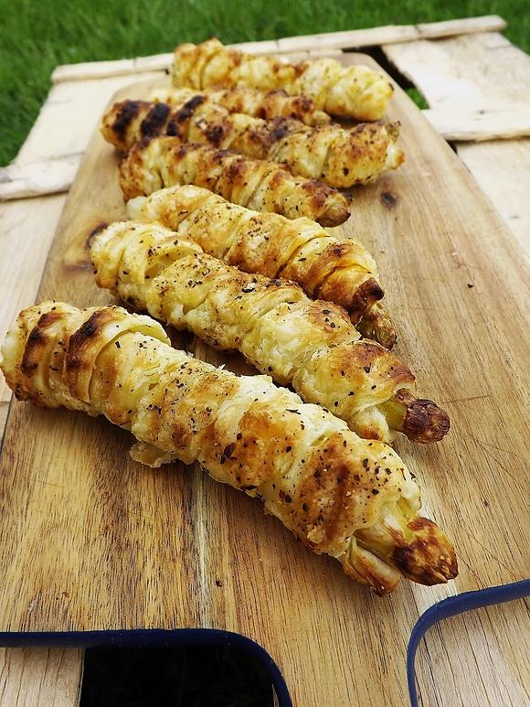 Grillowane białe szparagi w ostrym cieście francuskim