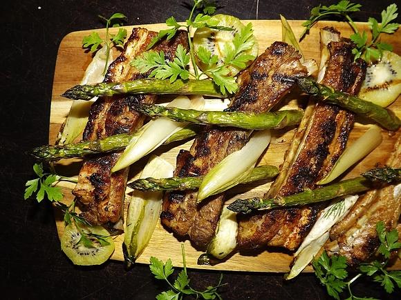Grillowane żeberka w kiwi marynowane z cykorią i szparagami