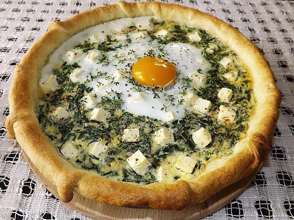 Słoneczna tarta ze szpinakiem i serem śródziemnomorskim