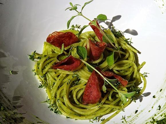 Zielone spaghetti z chipsami z salami