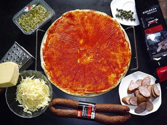 Pizza z kiełbasą wędzoną na grillu