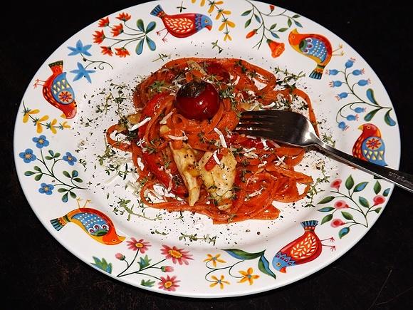 Tagliolini z polędwiczkami, papryką, porem i camembert