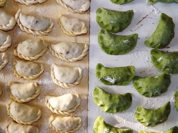 Pierogi zielone i białe z kaszy gryczanej i mięsa