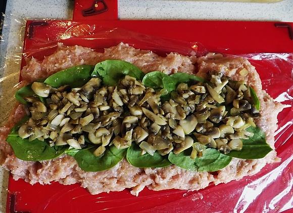 Makaron z cukinią, pieczarkami i mięsną roladą