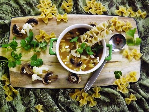 Zupa kalafiorowa z farfalle, pieczarkami i camembert