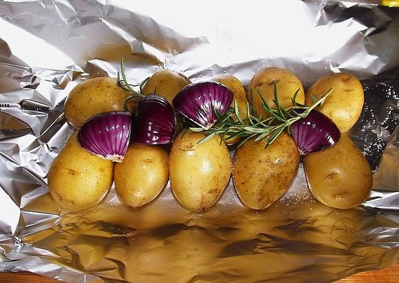 Grillowane ziemniaki z serem camembert