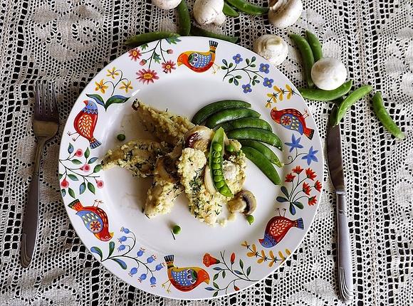 Pikantne polędwiczki z kurczaka z pieczarkami w panierce serowo-kuskusowej