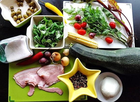 Mozzarella z ostrym boczkiem i warzywami