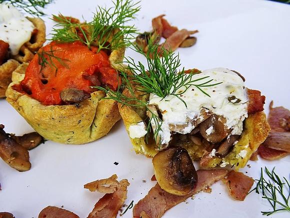 Mini tarty koperkowe z pieczarkami i szynką pod pierzynką biało-czerwoną