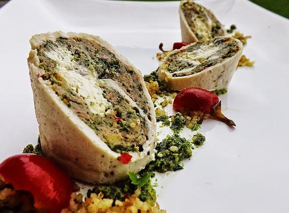 Rolada kolorowa z pesto pietruszkowym i kuskusem
