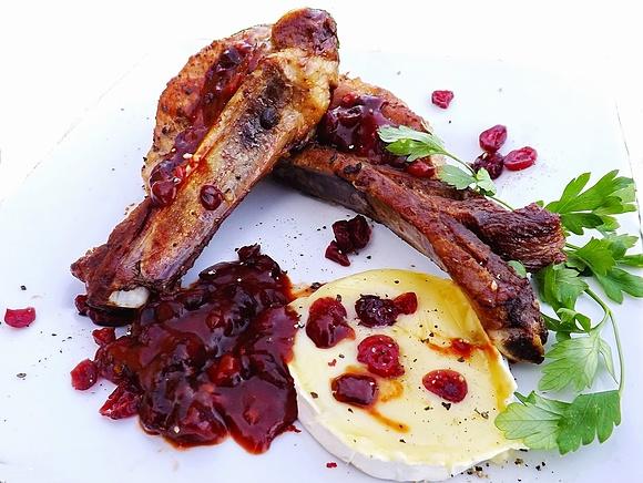 Żeberka z winnym sosem barbecue i żurawiną