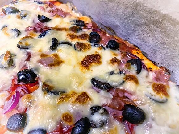 Pizza bez drożdży na wypasie