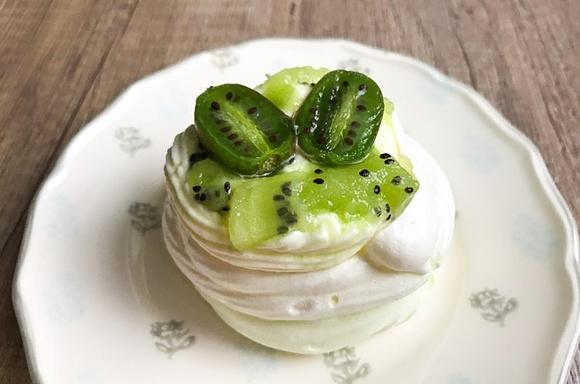 Beza Pavlova z kremem z białą czekoladą i mini kiwi