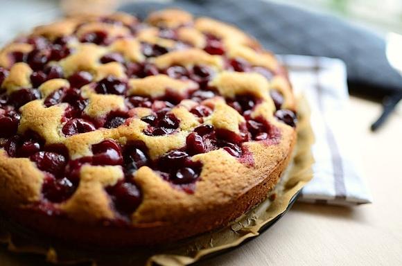 Ciasto ucierane z żurawiną i pomarańczowym lukrem