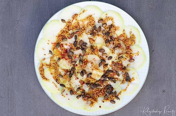 Carpaccio z kalarepy z miodem i musztardą – szybka przystawka