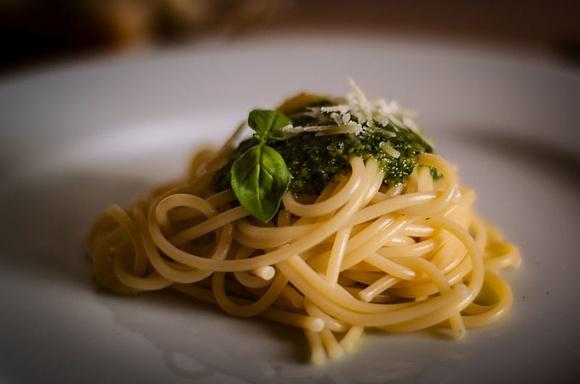 Makaron z bazyliowo-miętowym pesto i prosciutto