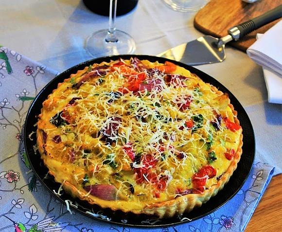 Pikantny quiche z dyni, papryki i czerwonej cebuli