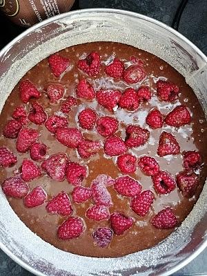 Czekoladowe ciasto z malinami i kawą
