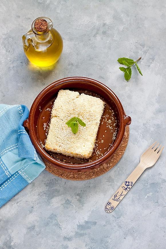 Feta pieczona z miodem i sezamem