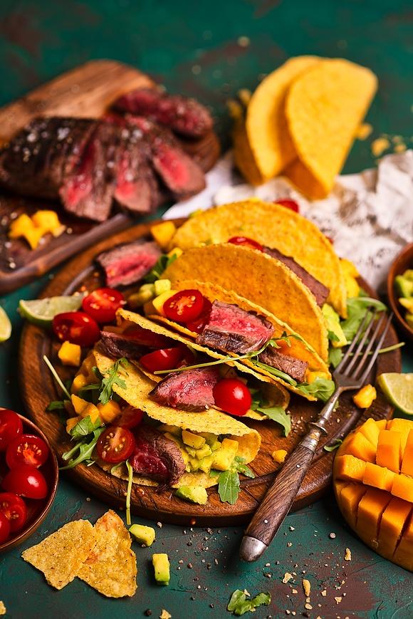 Tacos z wołowiną i salsą z awokado i mango