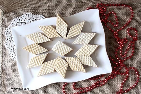 Wafelki z kremem kakaowo-kajmakowym – przepis na słodki deser