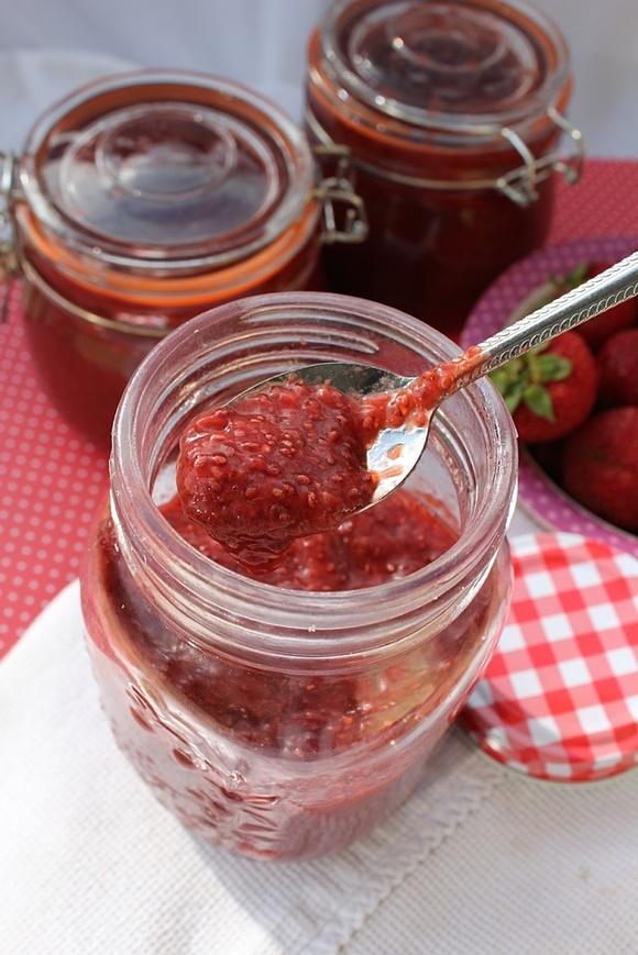 Aromatyczny dżem truskawkowy bez cukru z chia