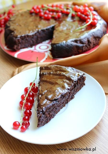 Brownie z buraków i awokado z czerwoną porzeczką