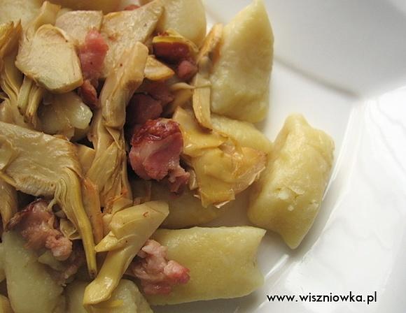 Gnocchi z sosem z boczku i karczochów