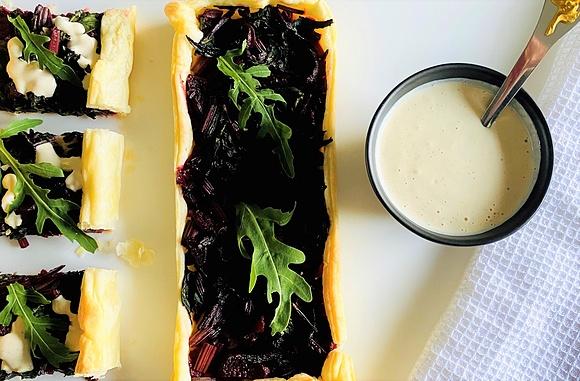 Tarta na cieście francuskim z botwinką rukolą i sosem czosnkowym