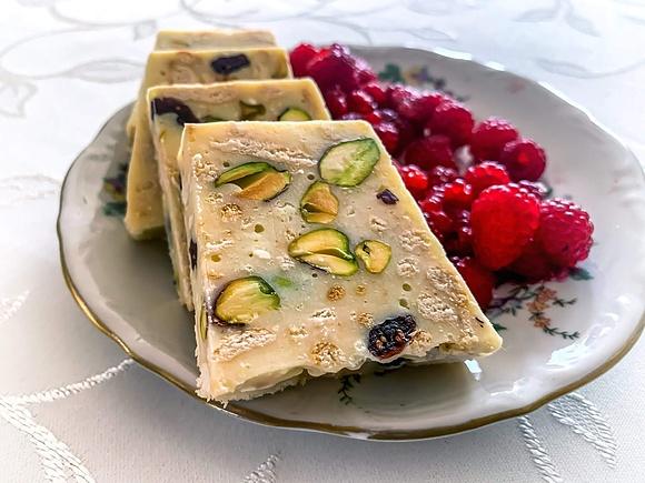 Biały blok waniliowy z pistacjami i żurawiną