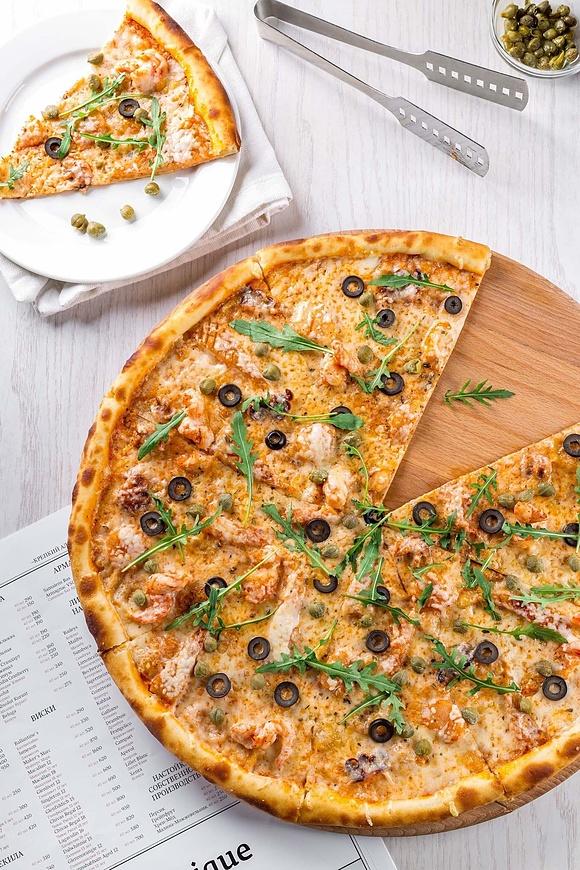 Pizza z oliwkami na cienkim cieście