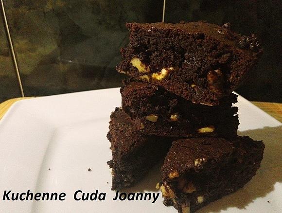 Brownie z białą czekoladą i orzechami