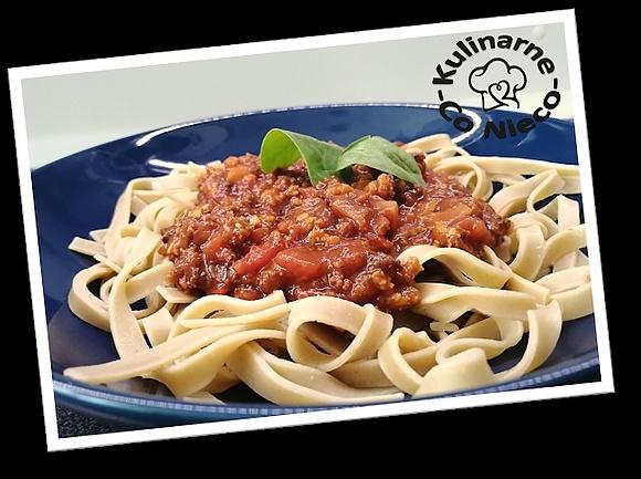 Wegetariańskie spaghetti z tofu w stylu bolońskim