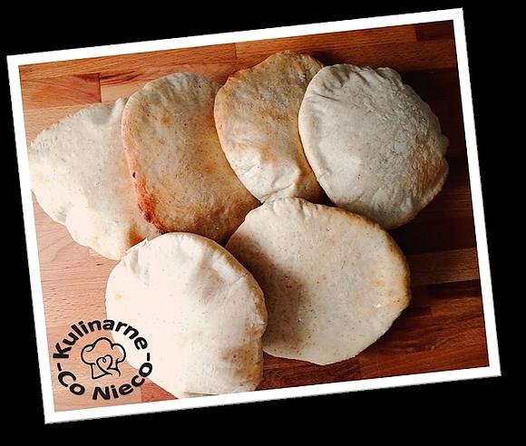 Pita z gotowanym kurczakiem, warzywami i sosami