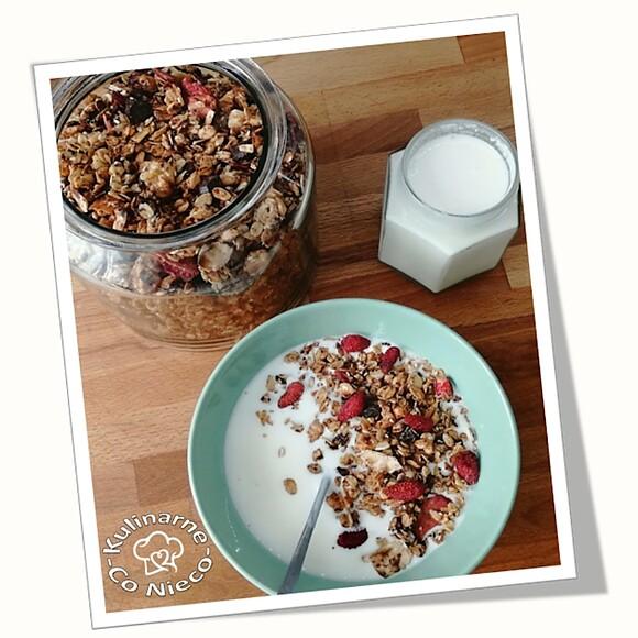 Domowy jogurt naturalny z granola, suszonymi truskawkami, bananami i czekoladą