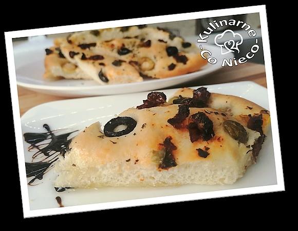 Focaccia z oliwkami i suszonymi pomidorami
