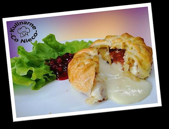 Zapiekany camembert z karmelizowaną cebulką i żurawiną w cieście francuskim