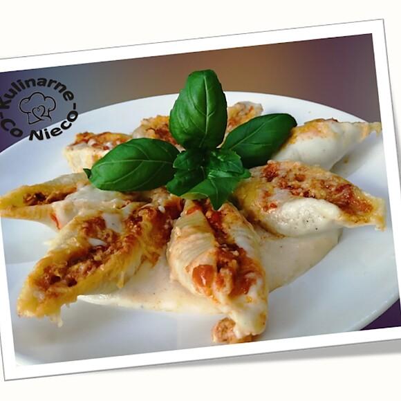 Conchiglioni z farszem mięsno-pomidorowym i parmezanem na beszamelu