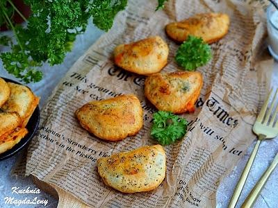 Pieczone pierogi z kurczakiem i brokułami