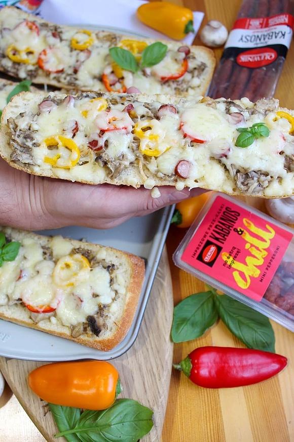 Klasyczne zapiekanki z kabanosami i pikantnym chili